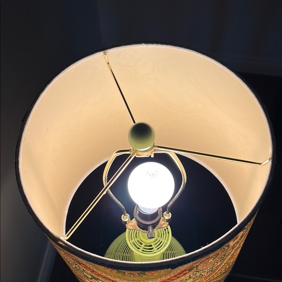 Retro green lamp with paisley shade. H 21.5 in W at base 6 diameter shade 9 in - Picture 5 of 6